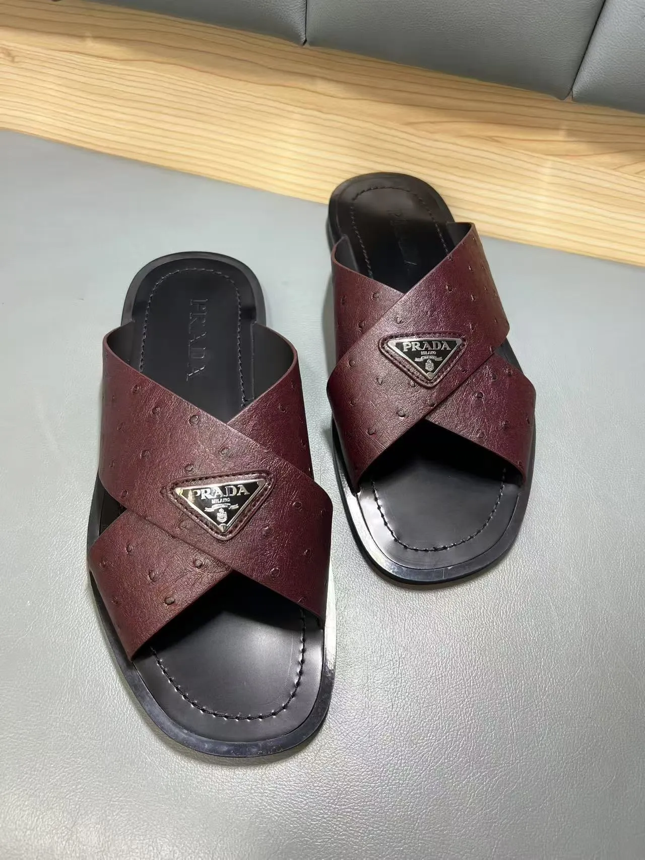 340💰PRADA Prada’s latest slippers are synchronized with the official website. This slipper is made of the brand’s unique and iconic Saffiano leather. The brand logo jumps out from the double straps, and the brand style is clearly visible. Cowhide gives men elegant charm and functional design, making it an ideal choice for vacation and leisure. Size:38-45